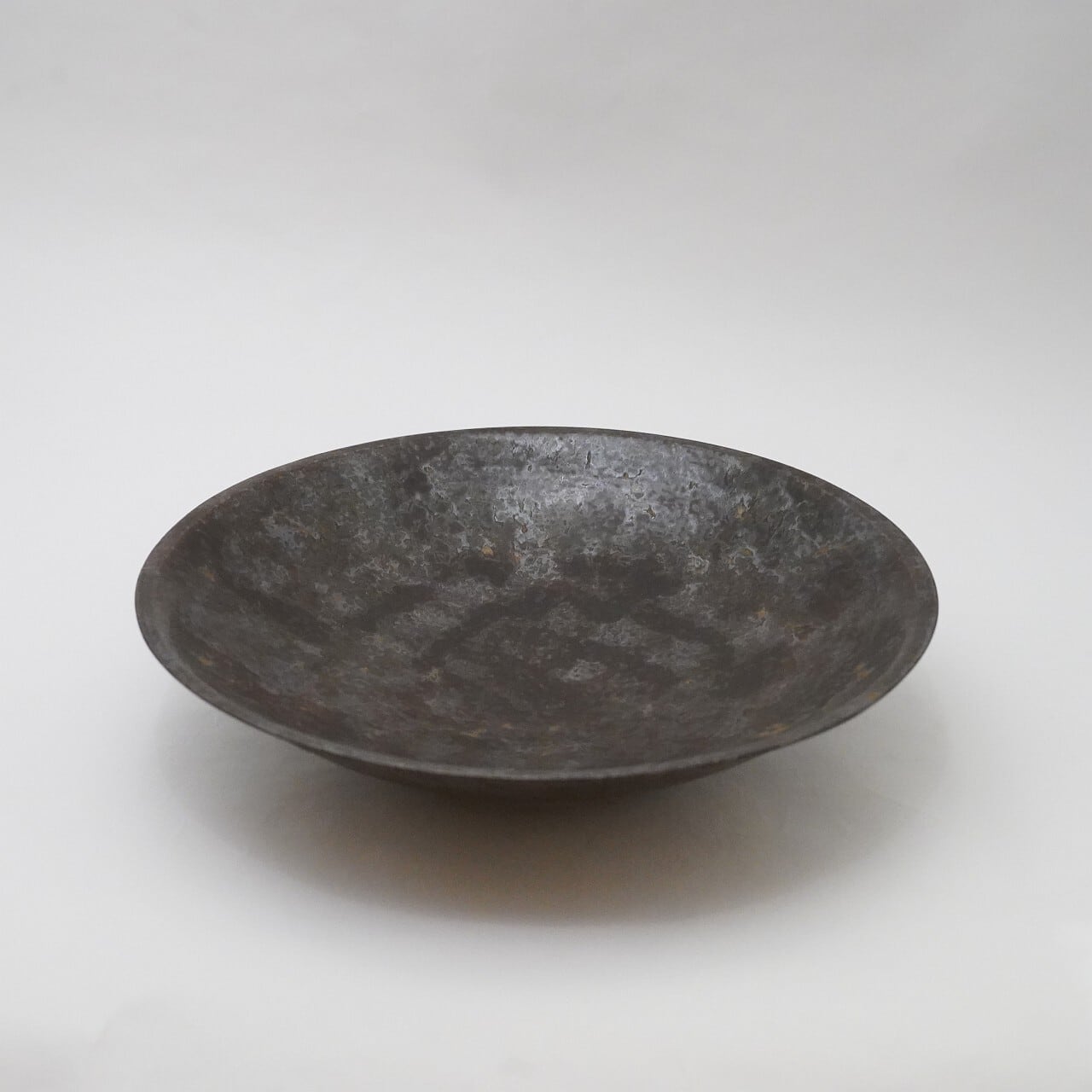 【平井 秀】黒金8寸浅リム鉢 ku-22asr