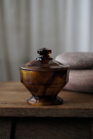 アンバーなブラウンの蓋付きガラスポット-antique glass trinket pot