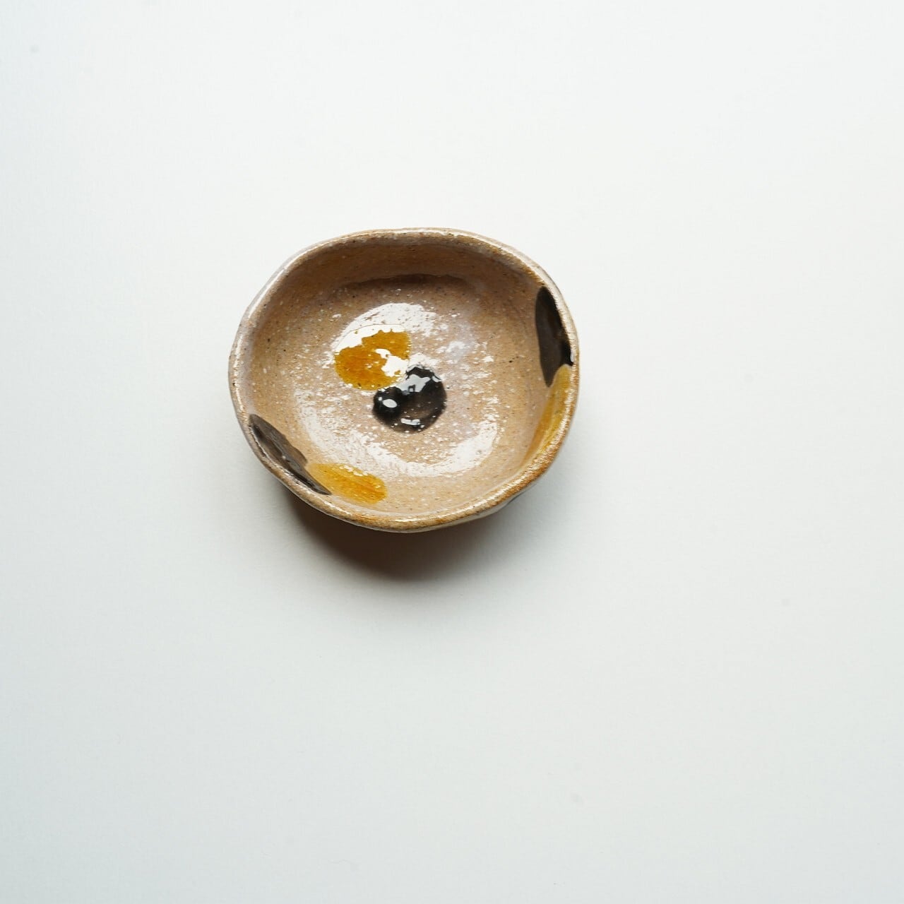 茶色の陶器製小鉢（修復あり） 陶彩工房Canoe】三毛豆小鉢 C | ろにせら ギャラリーと雑貨のお店