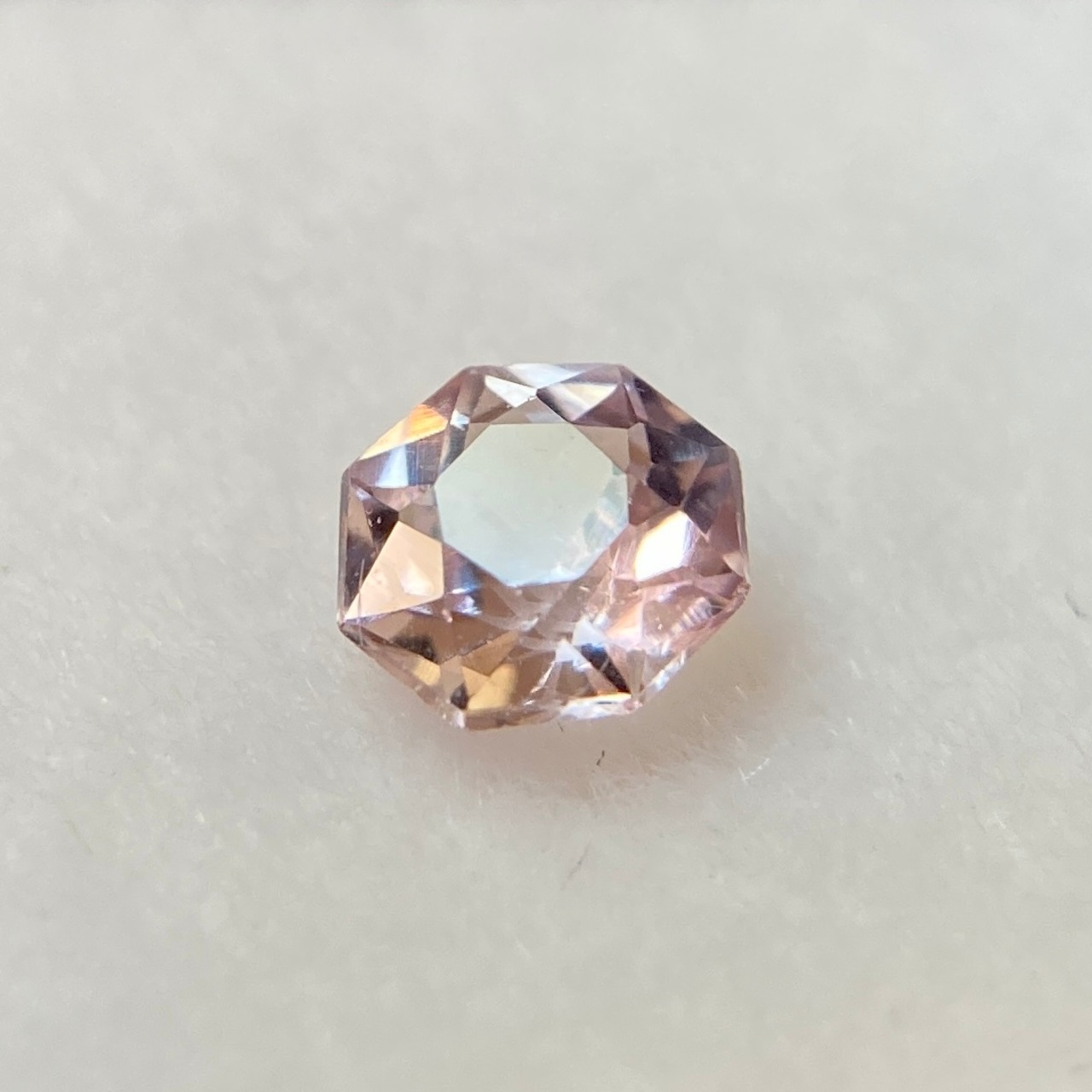 お花みたいなスピネル  約4.4mm*2.6mm r-0393