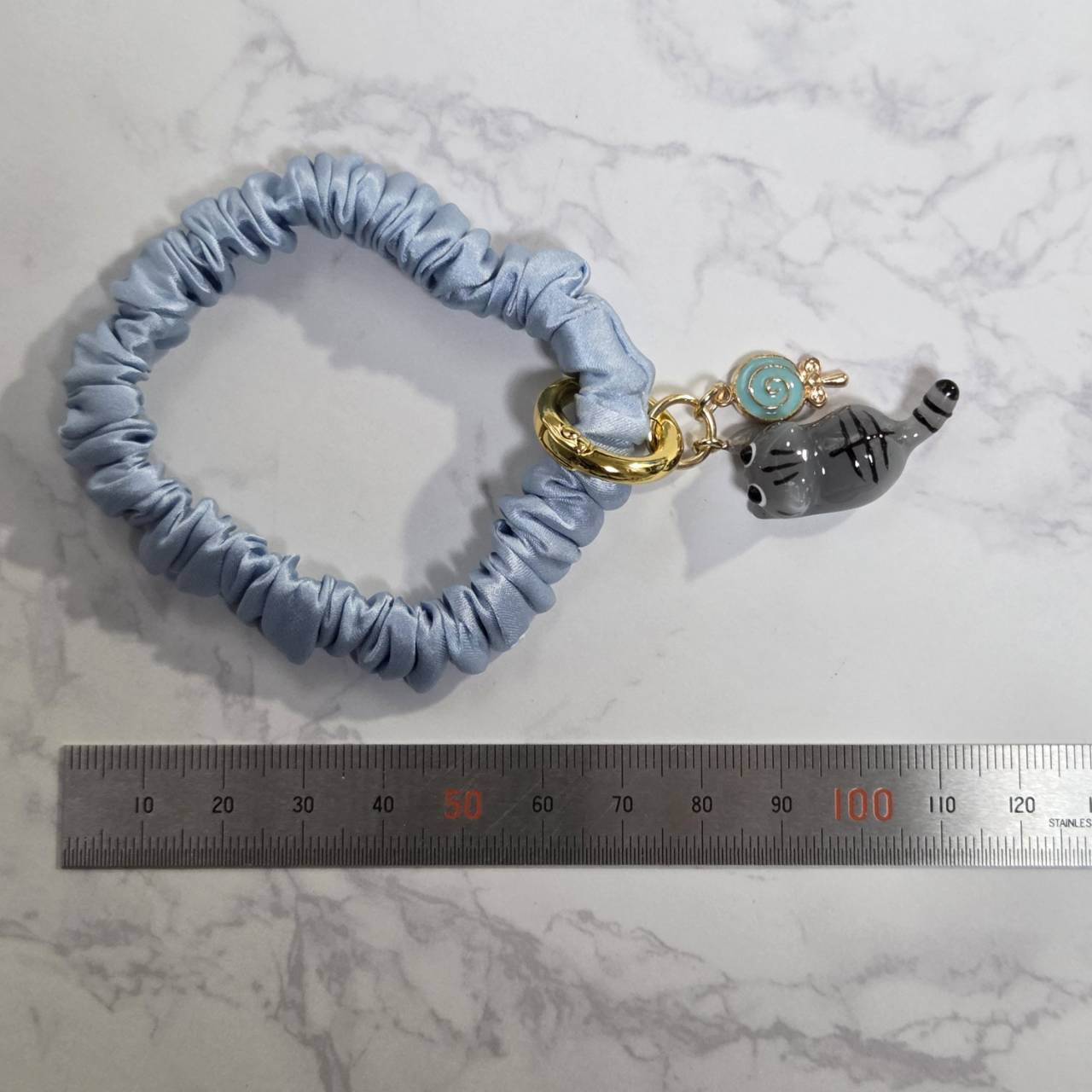 じゃれねこチャンとふわふわシュシュ　サバトラ 受注販売】サバトラにゃんこのシュシュ❉ブルーのキャンディーチャーム