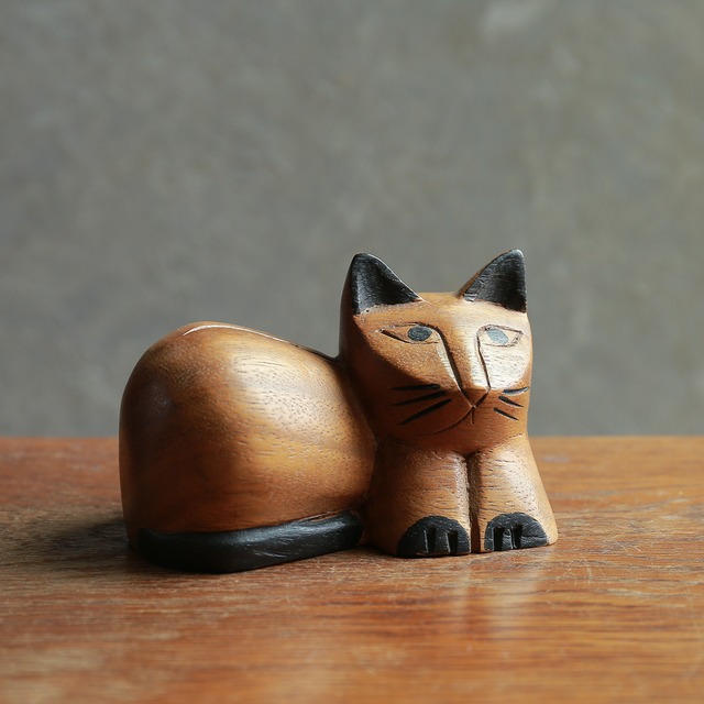 まるっとしたお尻の、レトロなネコ