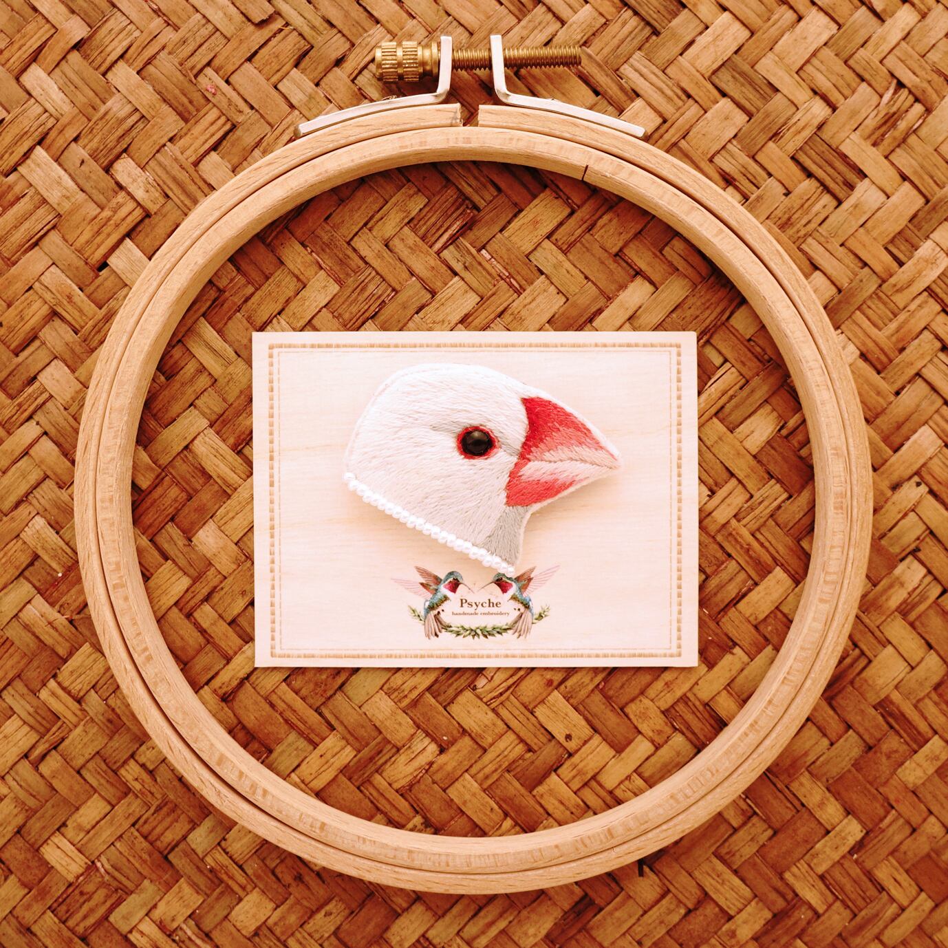 桜文鳥（右向き）の手刺繍ブローチ | Psyche handmade embroidery