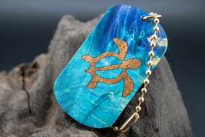 【カナダの象徴】ハードメープル 瘤杢 スタビライズウッド ドッグタグ 木象嵌 浅瀬で泳ぐウミガメ