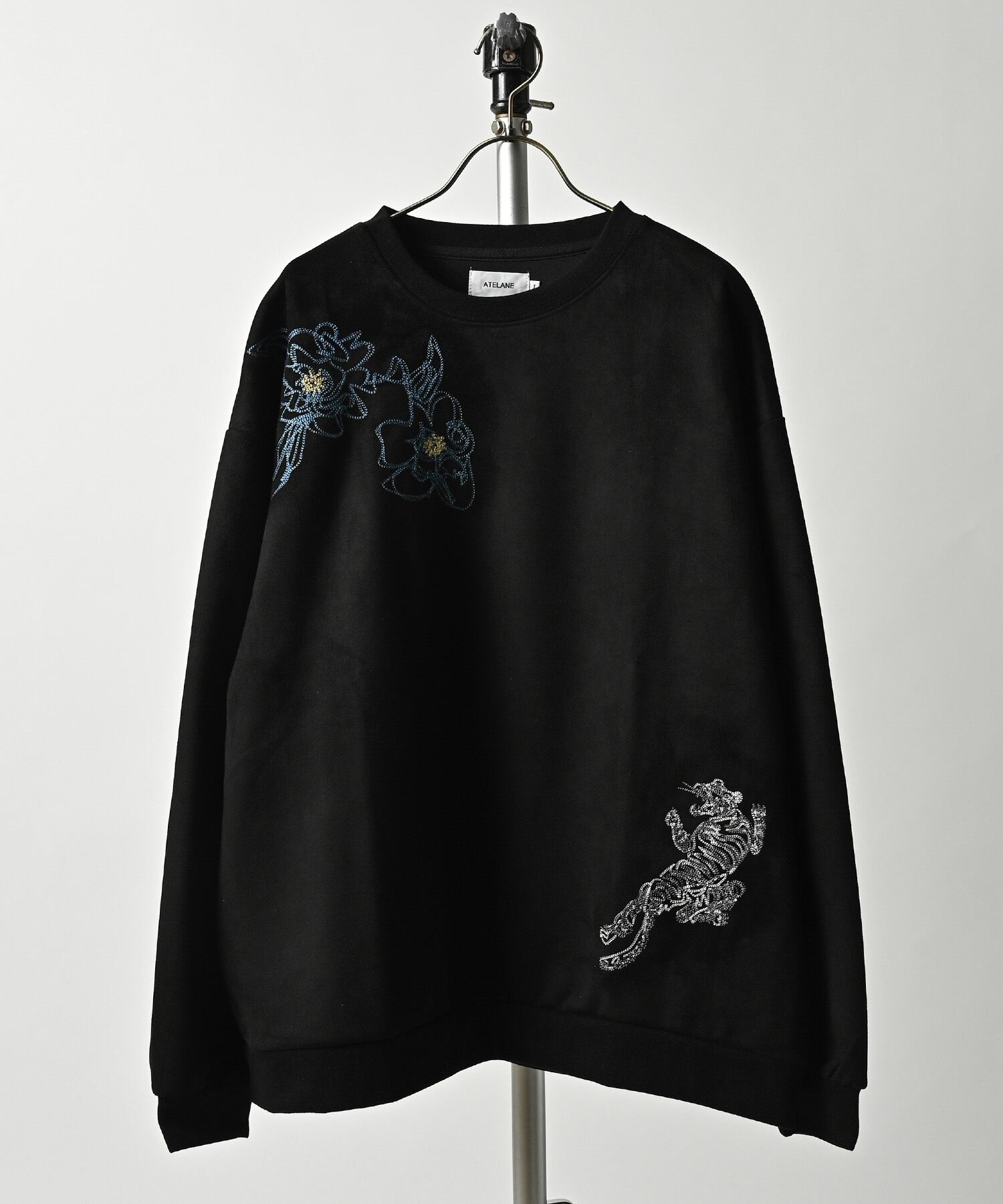 ATELANE Faux suede tiger and flower embroidered crew neck (BLK) 25A-24010