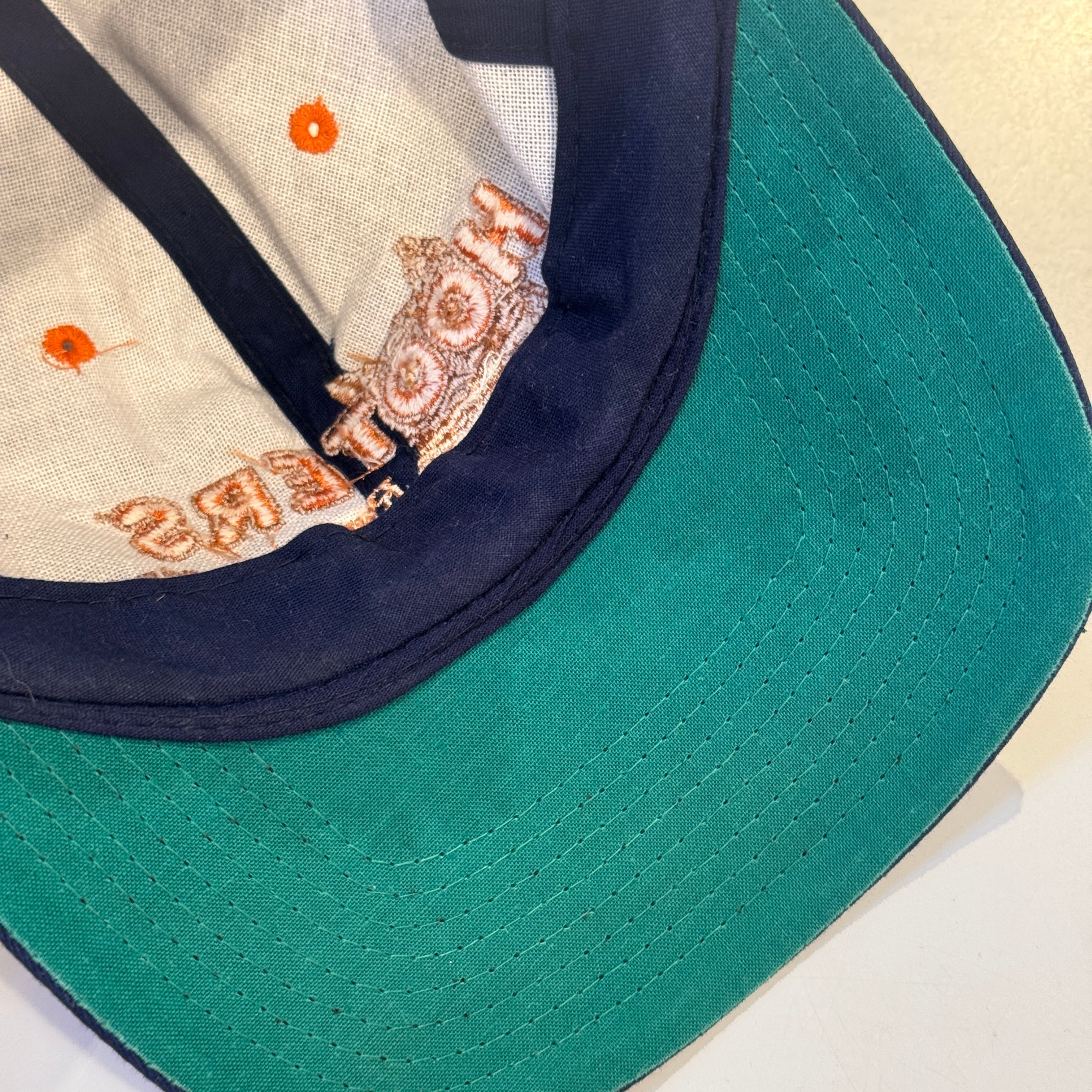 スーパー激レアUSA製デッドストックHOOTERS フーターズトラッカーキャップ Trucker Hat USA（トラッカーハットユーエスエー）の通販｜RAWDRIP