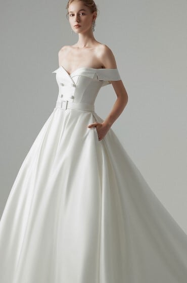 オフホワイトウェディングドレスロングトレインビーズ装飾ビジュードレス