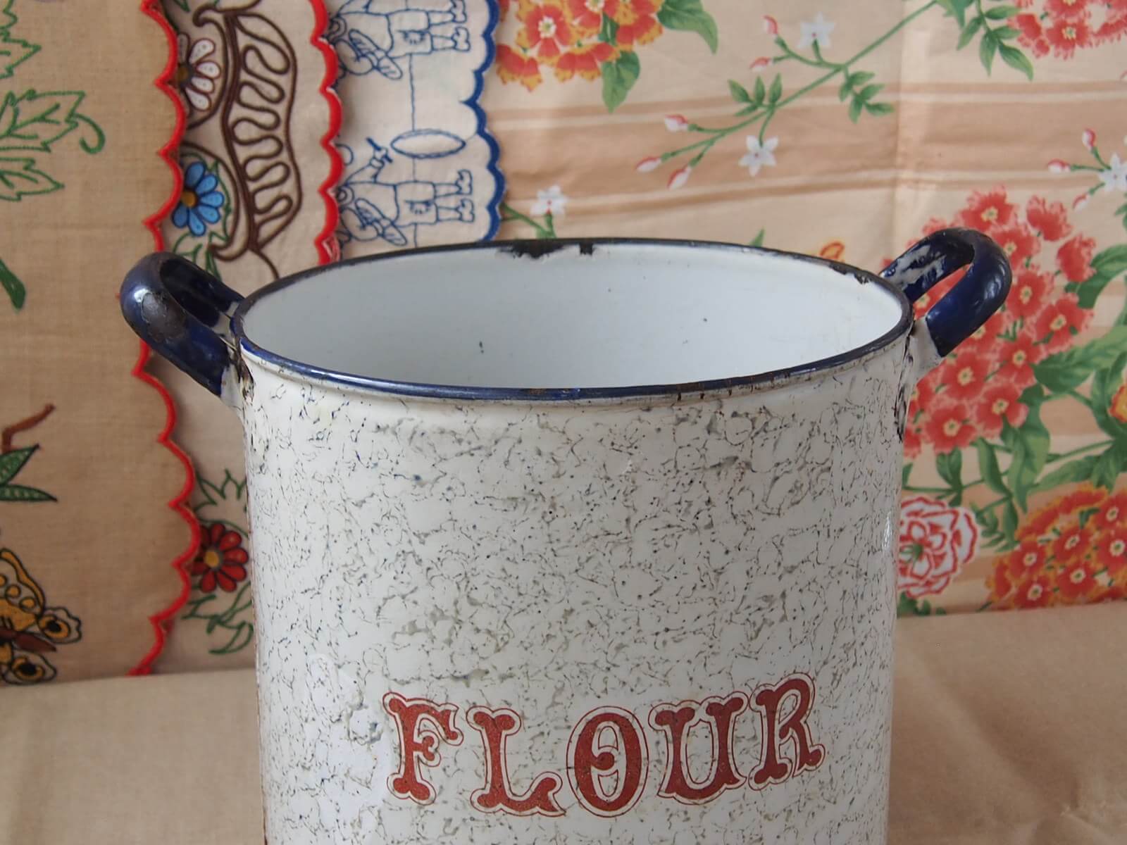 アンティークフラワー缶白ブルー