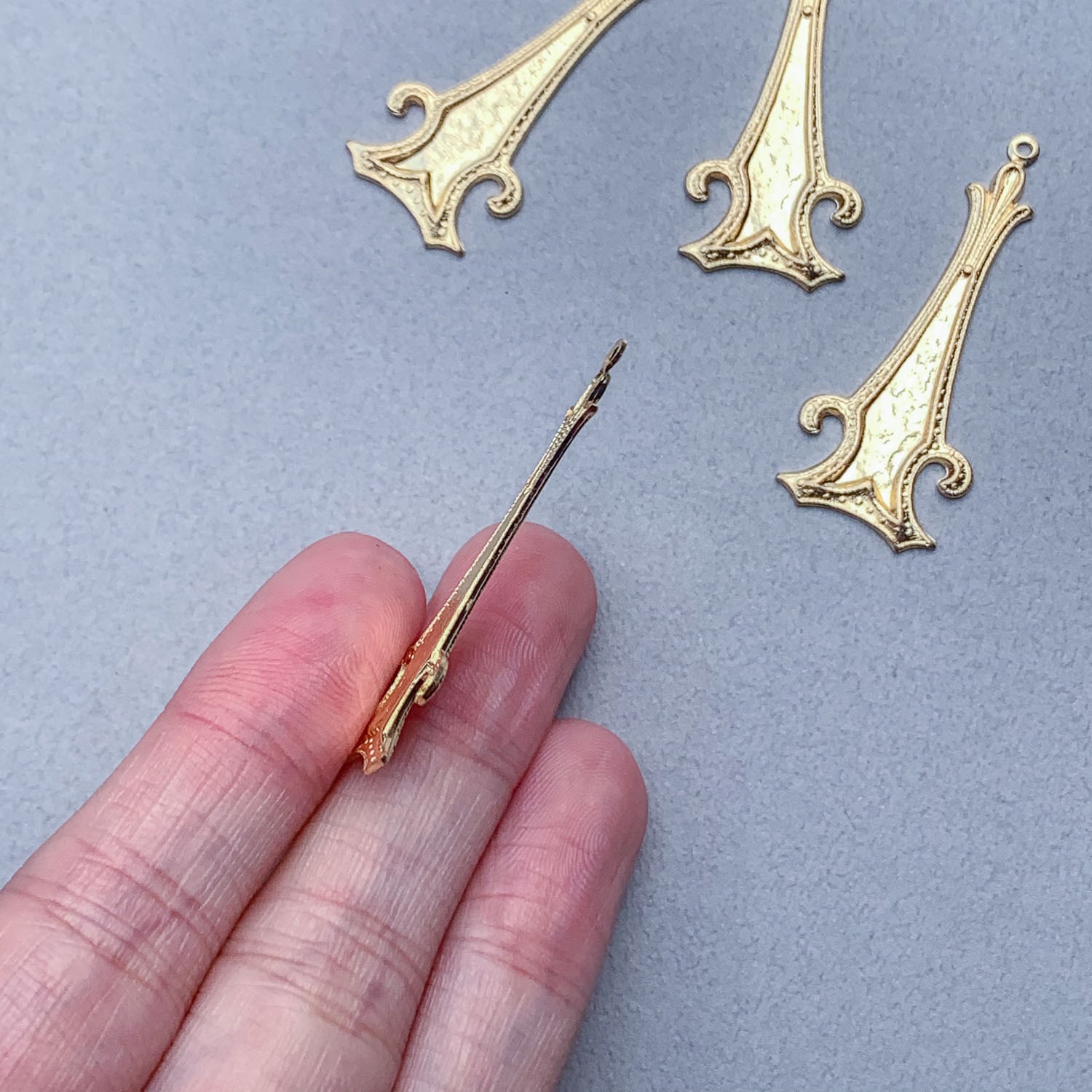 最終入荷〉USA真鍮 三角風プレートチャーム | Dua-アクセサリーパーツ