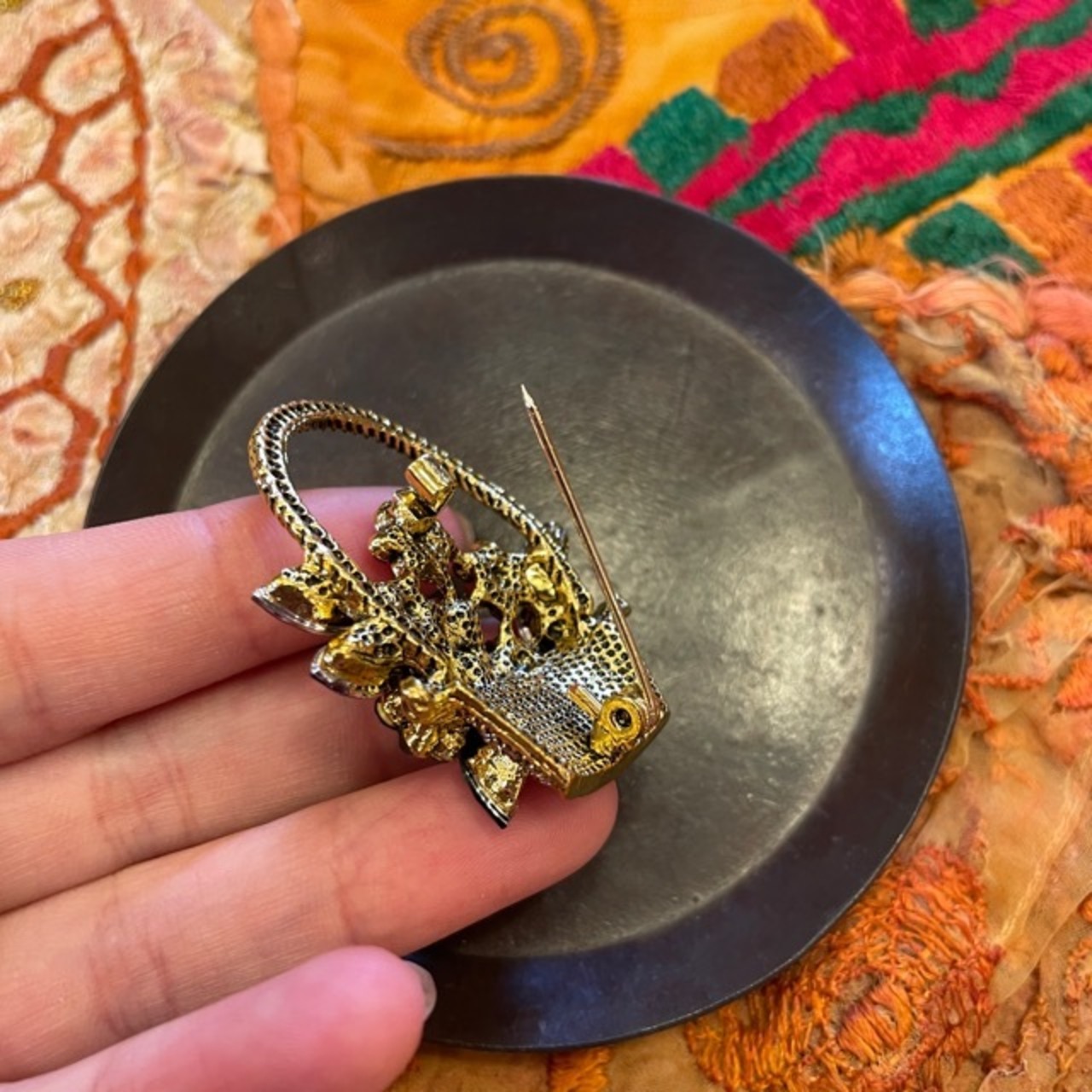 TOPANGA Jewelry Bijou art brooch Flower Basket / ビジューアートブローチ 花かご フラワーバスケット プレゼント プチギフト ジャケット 帽子 バッグ ニット キラキラ アクセサリー かわいい ファッション小物