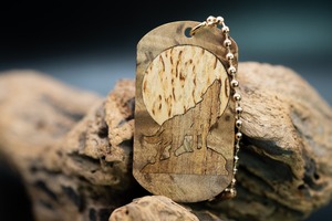 【 緻密な黄金の杢 】 マーブルウッド ドッグタグ 象嵌 月と狼