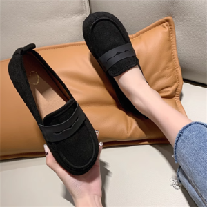 【送料無料】 パンプス 2色 靴 シューズ ローヒール ラウンドトゥ 丸トゥ スウェード生地 可愛い 大人可愛い きれいめ シンプル カジュアル シック コンサバ 華やか 大人 上品 おしゃれ レトロ 無地 秋 冬 レディース 女性用 ママ 20代 30代 40代 デート お出かけ 女子会 お呼ばれ 休日 お茶会 授業参観 デイリーユース 普段使い ファッション コーデ スタイル 楽ちん 歩きやすい 定番 ブラック ブラウン くすみカラー 大人カラー ベイクドカラー モノトーン 秋カラー ニュアンスカラー