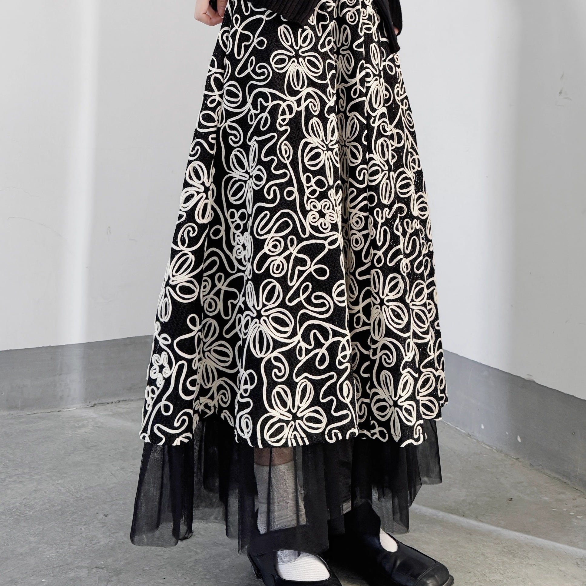 Layered skirt with floral embroidery S240