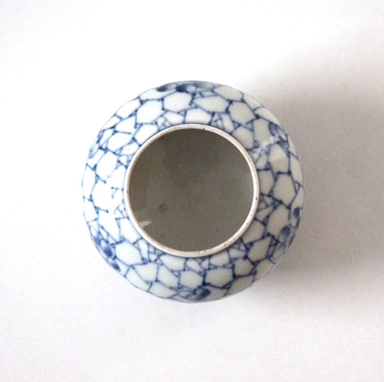 古伊万里染付梅花氷裂文蓋付小壺 h7.4cm Imari Blue and White Covered 