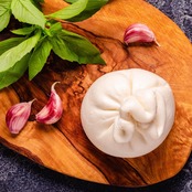 イタリア産 ミニブラータ チーズ 150g  冷蔵 – サラダや季節のフルーツワインに最適 Italian Mini Burrata Cheese Chilled 150g – Perfect for Salads Seasonal Fruits and Wine