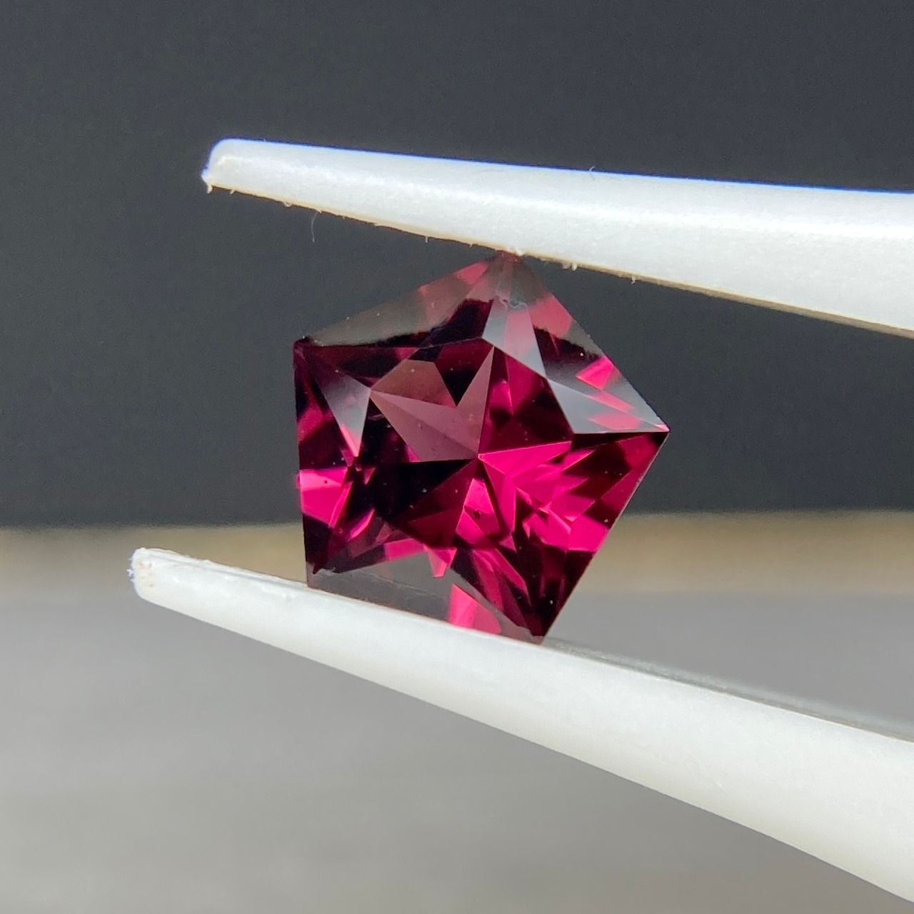 ロードライトガーネット 0.593ct 赤紫色 簡易ソーティング付き r-0384