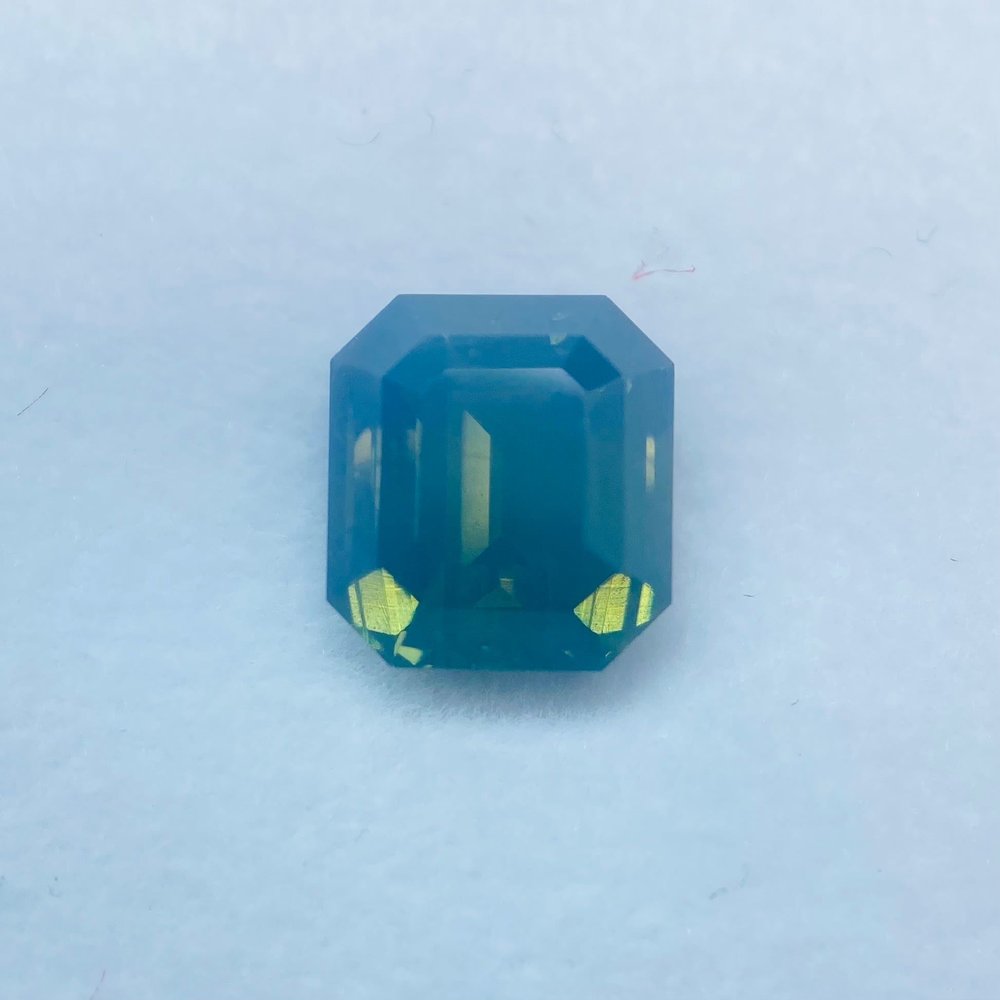 珍しいシルキーブルーグリーンのサファイア