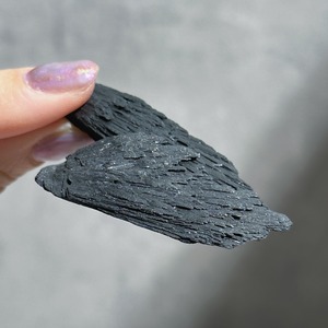 ブラックカイヤナイト 原石 01◇Black Kyanite ◇天然石・鉱物・パワーストーン