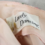 社交ダンス 衣装 Lovely Dancing ドレス ワンピース スタンダード ホワイト系 レッド系 ピンク系 グリーン系 イエロー系 レース 花柄 長袖 レッスンウェア 白 赤 緑 黄色 女性用 ワンピースドレス ピンク 花柄ワンピース フラワー ローズ柄 総柄 長袖ドレス レース調 胸元 デザイン ふんわりスカート シルエット フレアスカート ミモレ丈風 ひざ下丈 コーラス スタンダードダンス レッスン ダンスウェア 練習用 ポリエステル100 ドライ きれいめ 華やか おしゃれ カラフル 入門