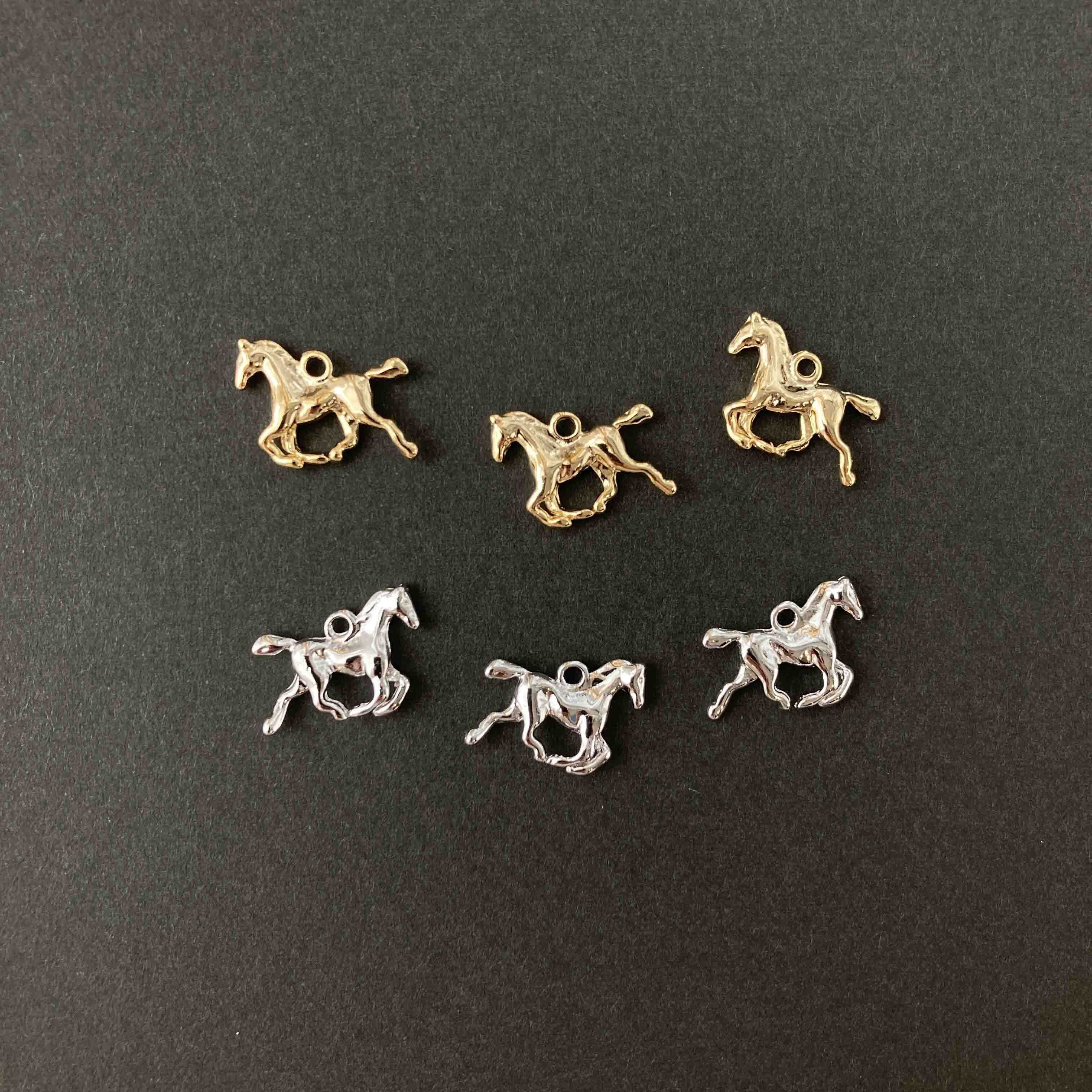 立体駆ける馬のチャーム