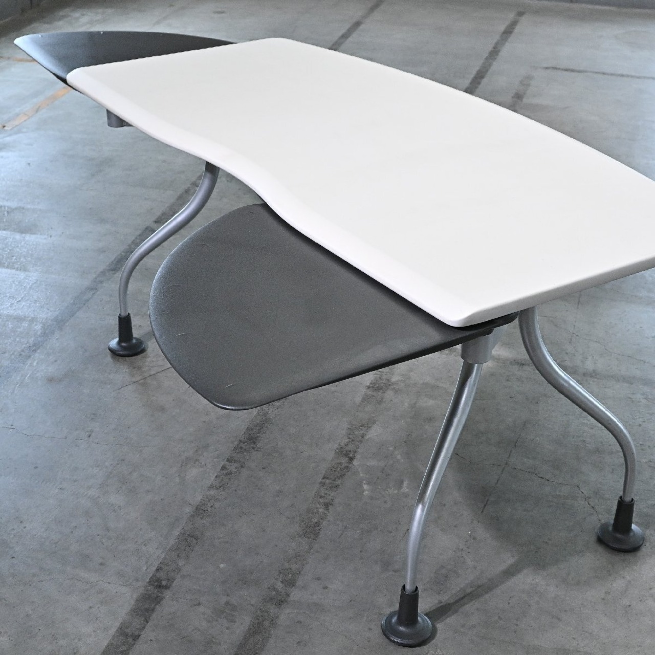 ハーマンミラー 12万「KIVA Collection」ウィングデスク A エリック・チャン PCデスク ワーク 机 オフィス キーヴァ Herman Miller【中古家具/中古インテリア/USED家具ユーズド家具/リサイクル】