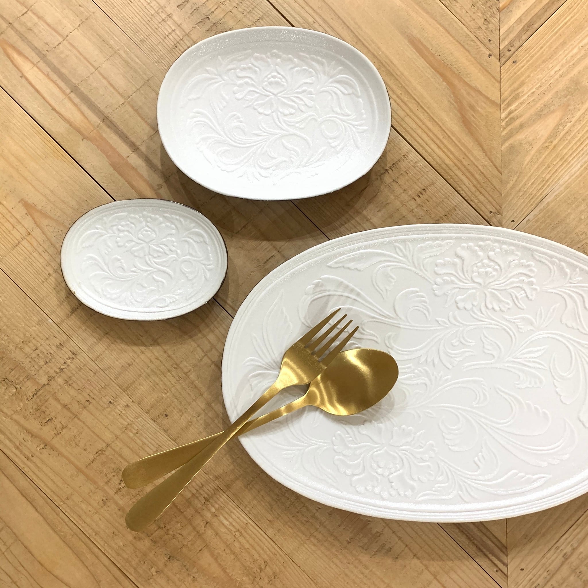 花と葉の浮き彫り陶器皿 6寸皿 黒呉須 唐草 やちむん 陶器 陶眞窯| mundasui