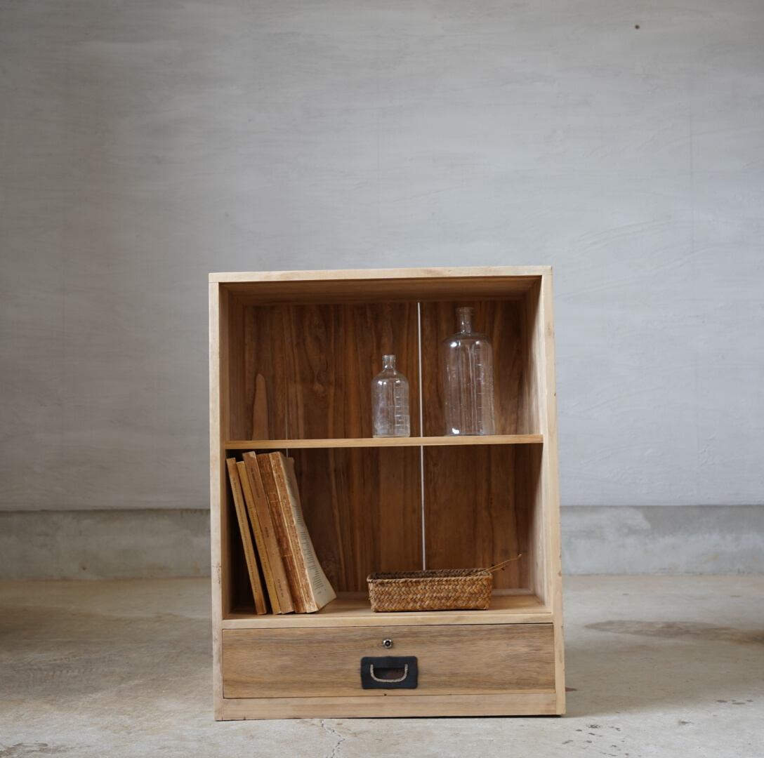 引き出しのついた木製棚