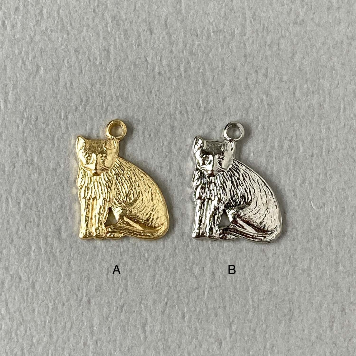 新色追加〉USA真鍮 丸まりお座り猫チャーム（14mm） | Dua