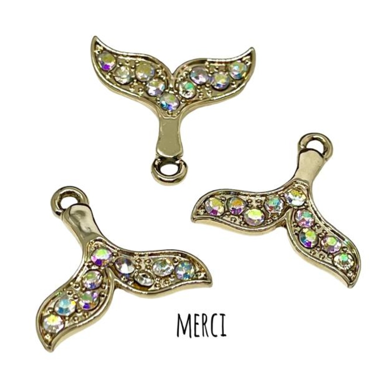 ホエールテールラインストーン付きゴールドチャーム