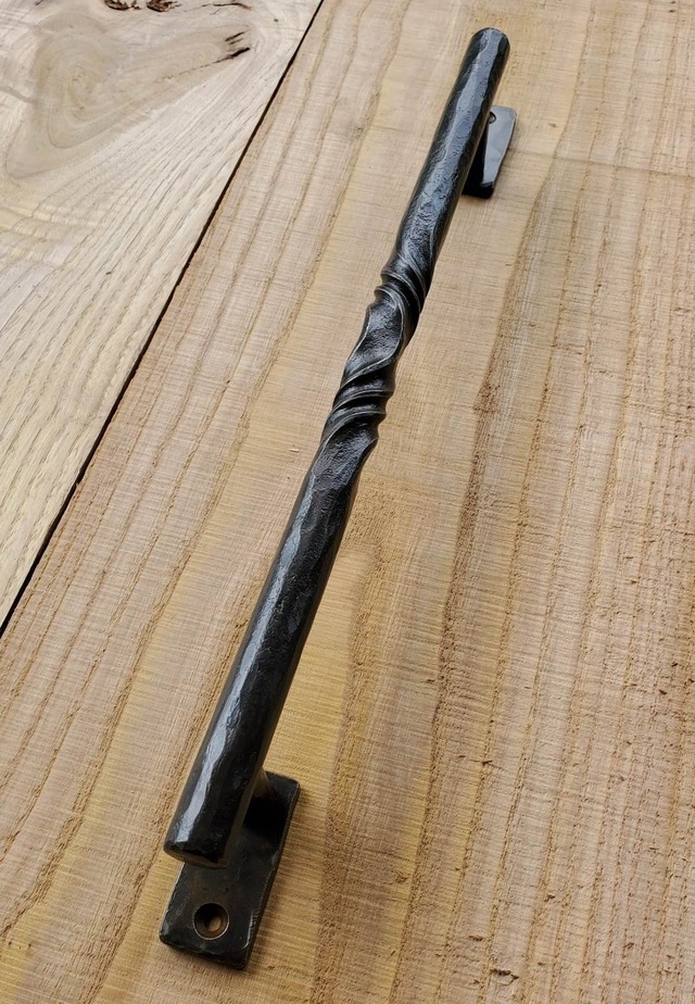 【ロートアイアンのドアハンドル】Φ13㎜x長30cm 無垢角鉄のねじり加工・鍛造｜国産扉取っ手・手すり・傘かけ｜玄関・室内ドア・店舗什器に｜ハンドメイド建築金物