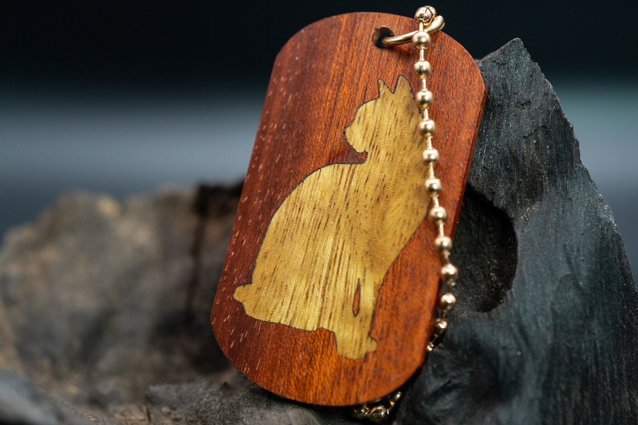 【ブラッドウッド】 サティーネ ドッグタグ象嵌 優雅に座る猫