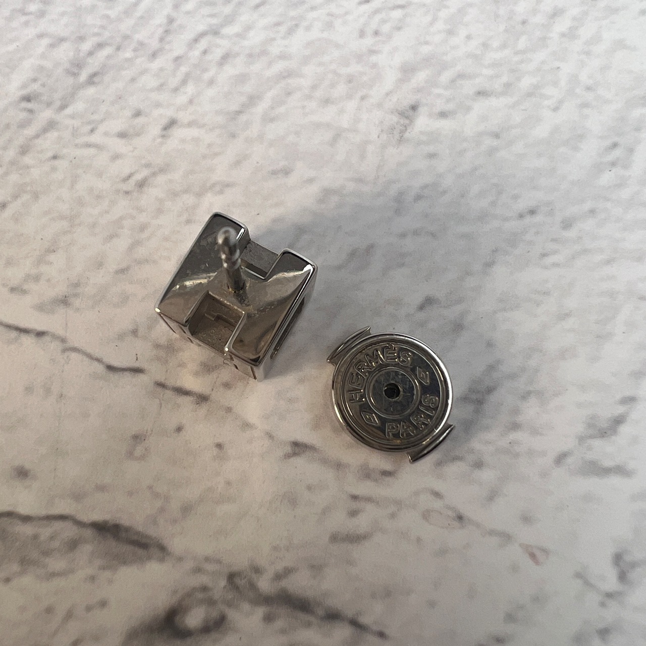 HERMES エルメス  Hキューブ ピアスブラック A-9617