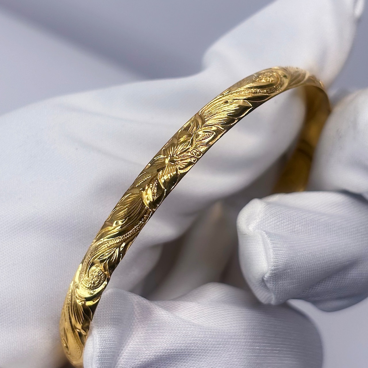 Classic Hawaiian Bangle -Hibiscus / Gold-