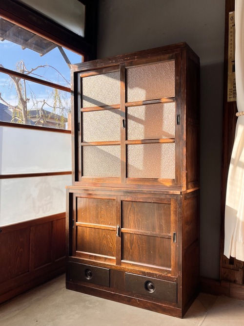 ダイヤガラスの食器棚