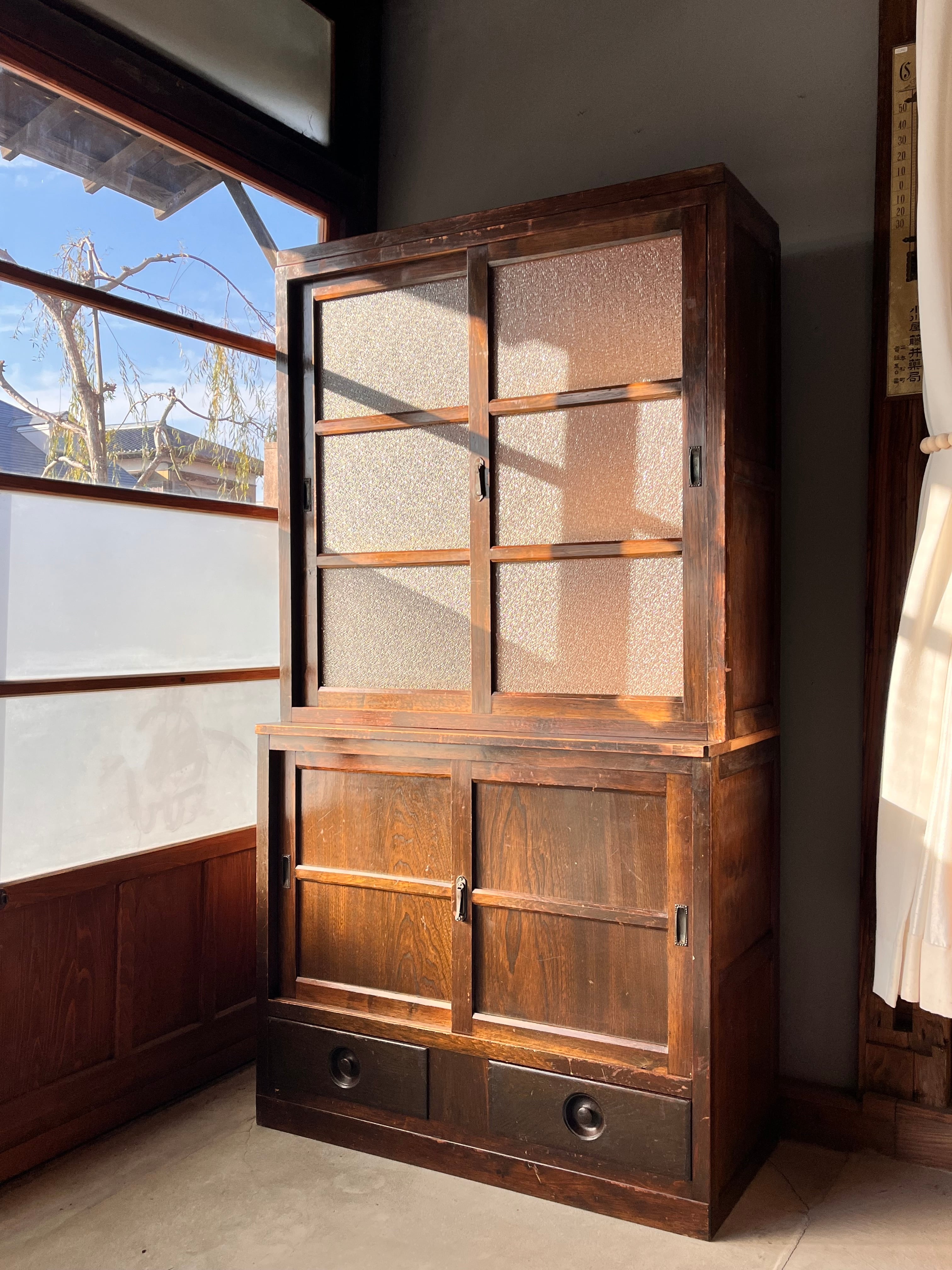 ダイヤガラスの食器棚