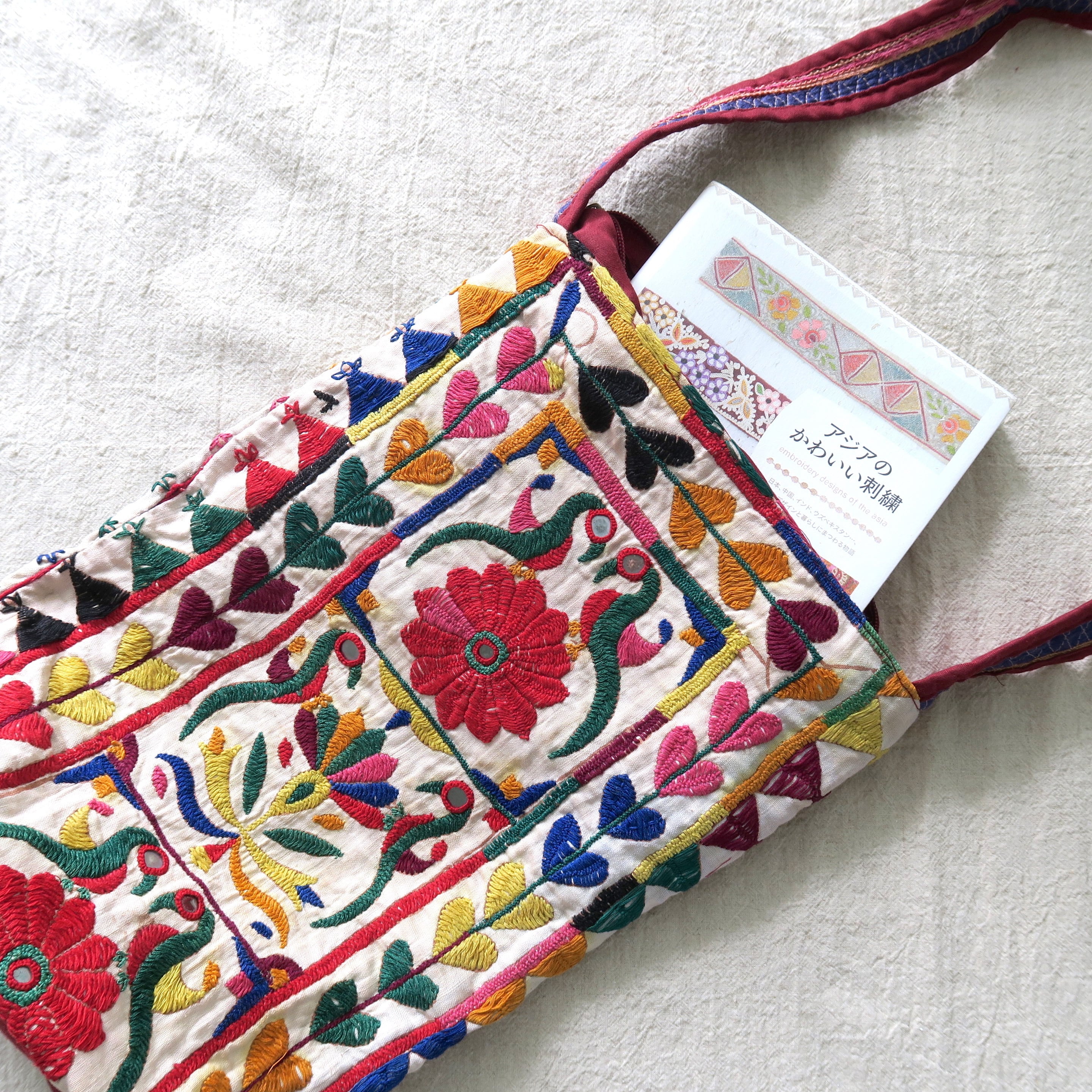 トーランの刺繍バッグ