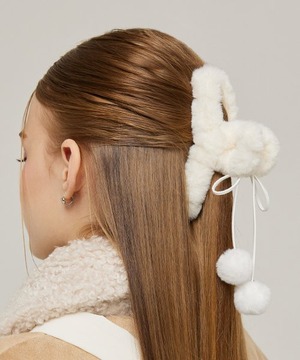 [VVV] Pompom Fur Hair Clip _ White