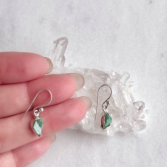 エメラルド原石　ピアス　【美石】　3719