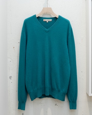 100% cashmere v-neck knit / Styled In ITALY