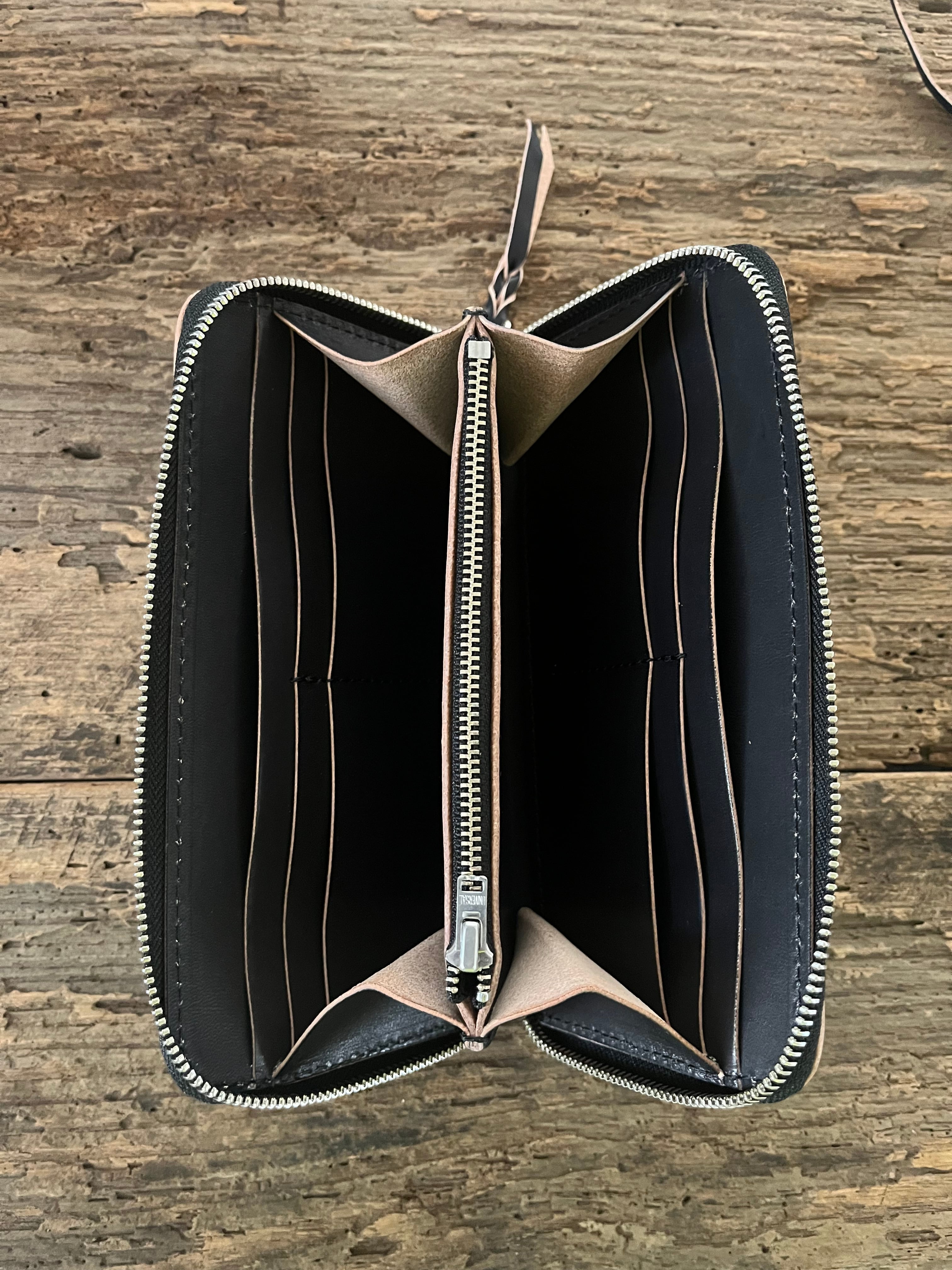 週末限定セール 折らずお札収納 茶芯 丘染めブラックの無骨トラッカー