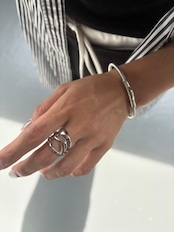 sleek wave bangle