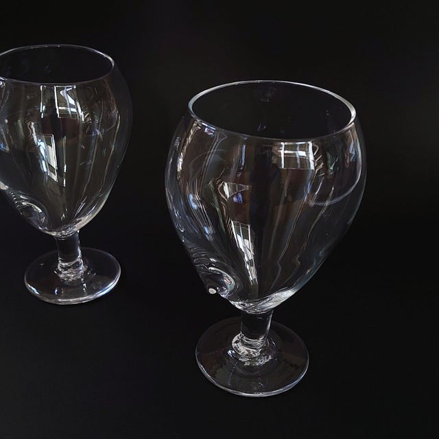 「 凸ワイングラス 」　西村由美 ガラス作品