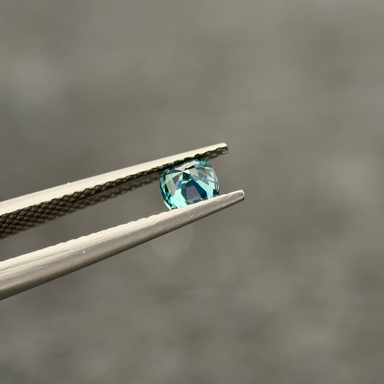 カラーチェンジジルコン 4.6x4.5mm, 0.64ct, ミャンマー産