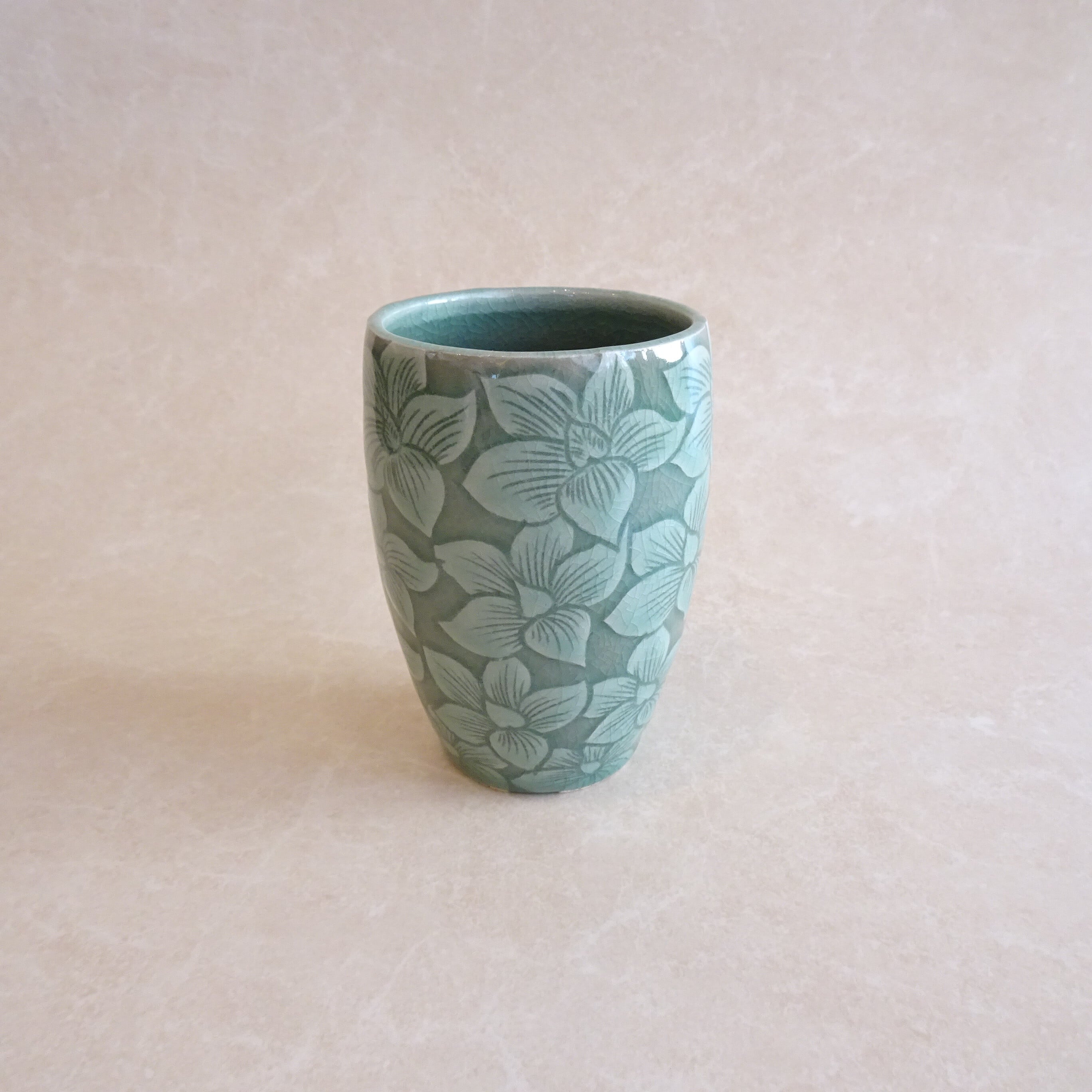 韓国青磁 陽刻の花文カップ（池光） | 純喫茶家具の村田商會