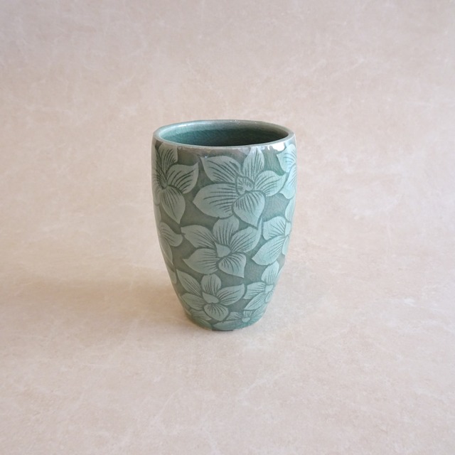 韓国青磁 陽刻の花文カップ（池光）