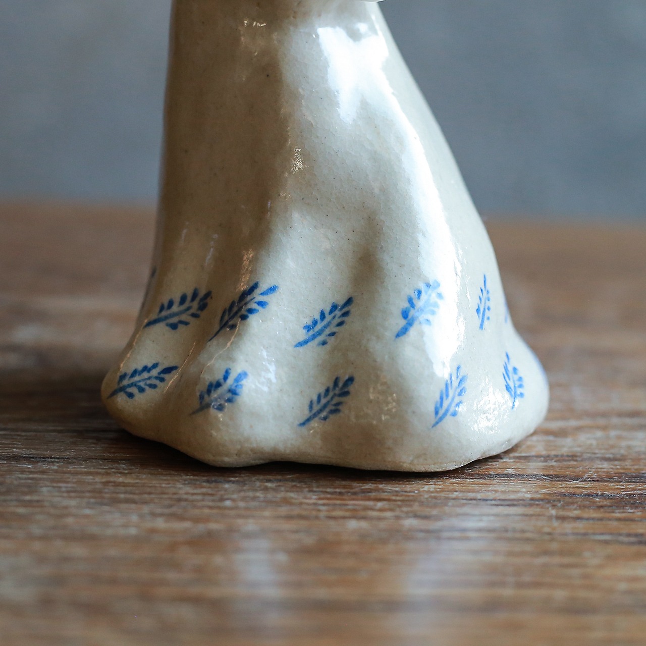 優しい表情で微笑む、陶器のネコ