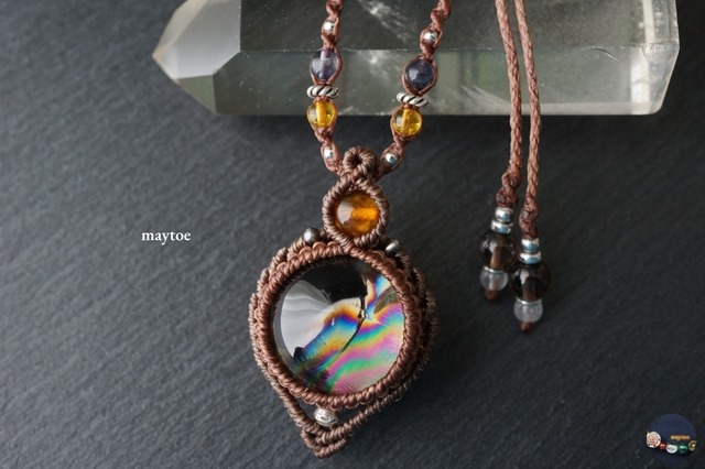 レインボースモーキークォーツ（スモーキーアイリスクォーツ）のマクラメネックレス - 負けない心を -