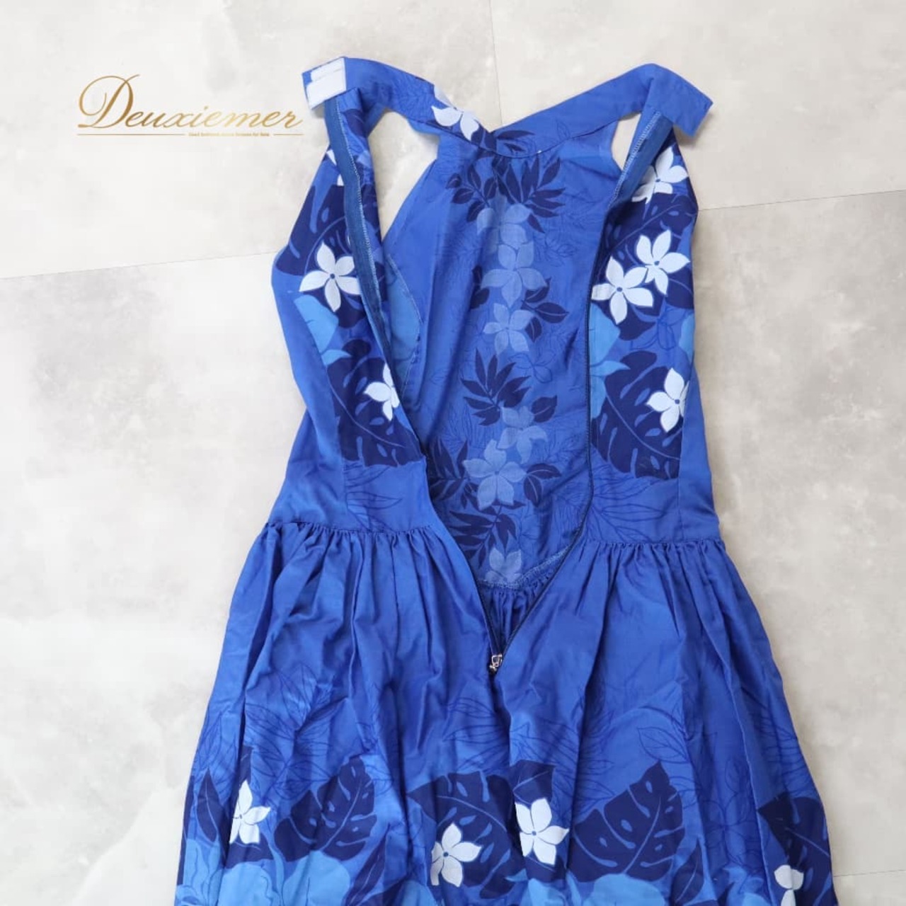 フラダンス 衣装 ワンピース ドレス ブルー系 ハイビスカス柄 プルメリア柄 モンステラ柄 青 白 紺 ハワイアンプリント アロハ フラ ダンス 華やか 鮮やか おしゃれ 上品 大人っぽい アメリカンスリーブ ダンス衣装 ハワイアンダンス レディースス ホワイト系 ネイビー系 フラワープリント フレアスカート Aライン フレンチスリーブ ノースリーブ風 カジュアル フォーマル兼用 エレガント きれいめ リゾート風 青系ドレス ネイビー系ドレス 白系 ブルーホワイト ネイビーホワイト ハワイアン 青白 紺柄