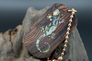 【 熱帯の黒き宝 】 ラオスブラック ドッグタグ 象嵌 木登りトカゲ