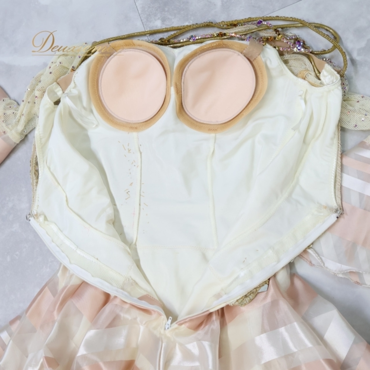 社交ダンス 衣装 スタンダードドレス スタンダード ドレス ファー ワンピース サーモン 縞 ストライプ ピンク系 ホワイト系 フロート レース デモ 競技 ダンス パーティ ゴールド 綺麗 珍しい アイボリー系 柔らかい 明るい 色味